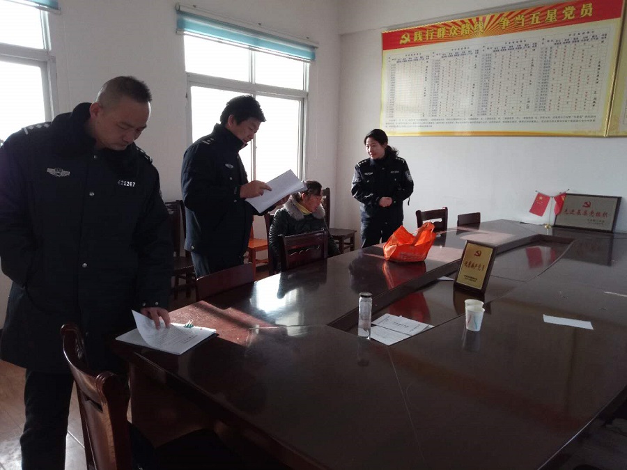 执行干警“软硬兼施”  被执行人当场履行义务.jpg